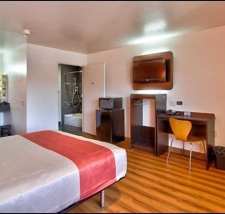 Coastal Valley Inn - Monterey Кастровилл Экстерьер фото