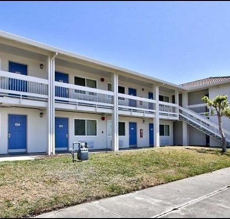 Coastal Valley Inn - Monterey Кастровилл Экстерьер фото
