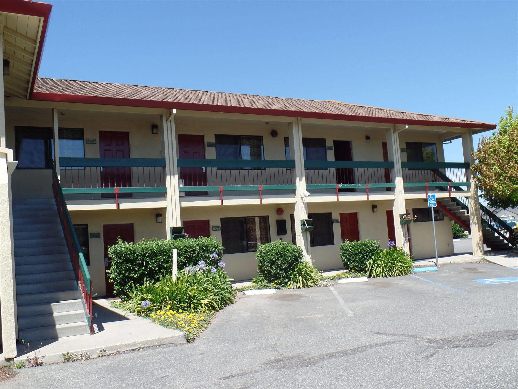 Coastal Valley Inn - Monterey Кастровилл Экстерьер фото