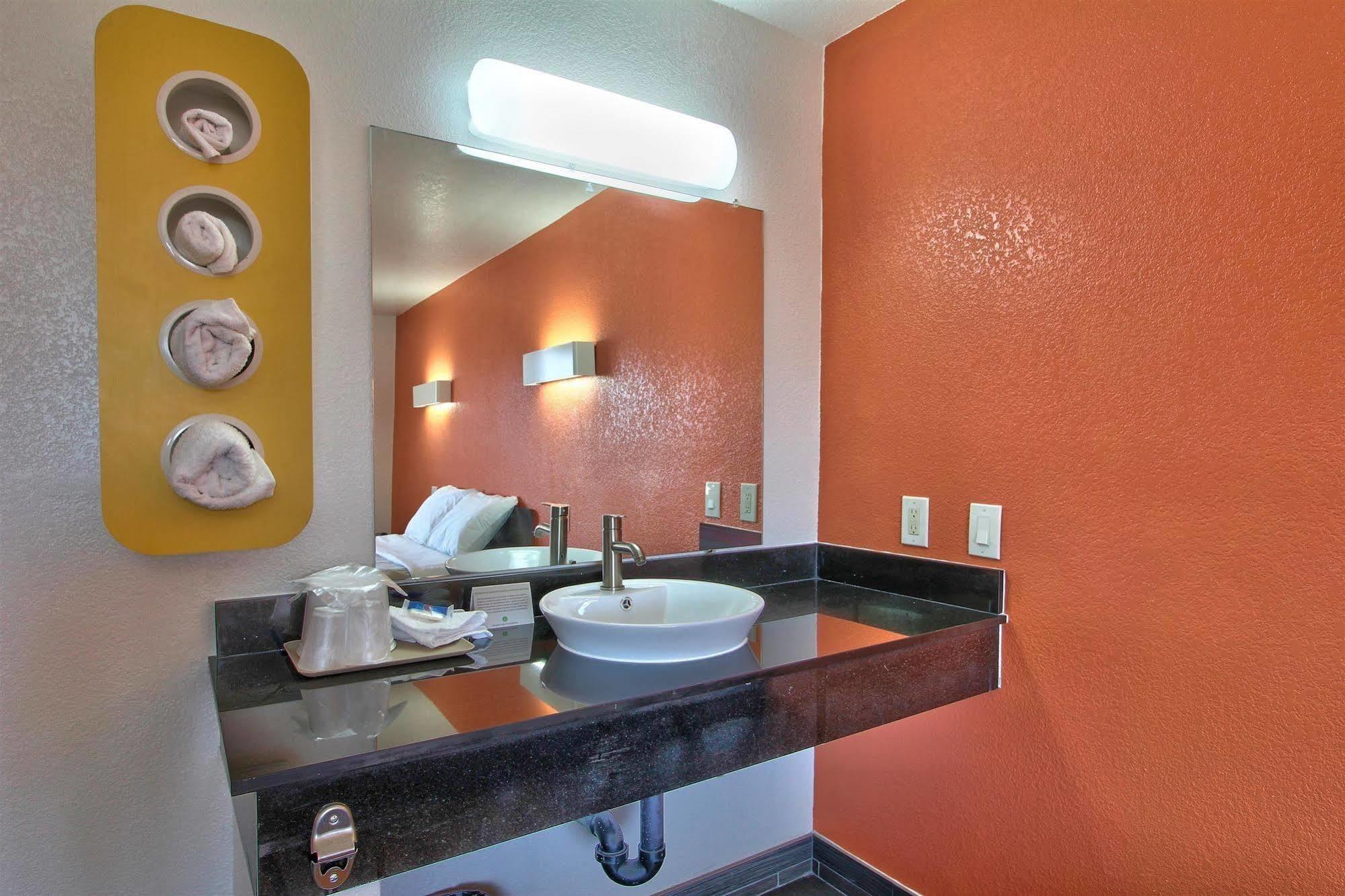 Coastal Valley Inn - Monterey Кастровилл Экстерьер фото