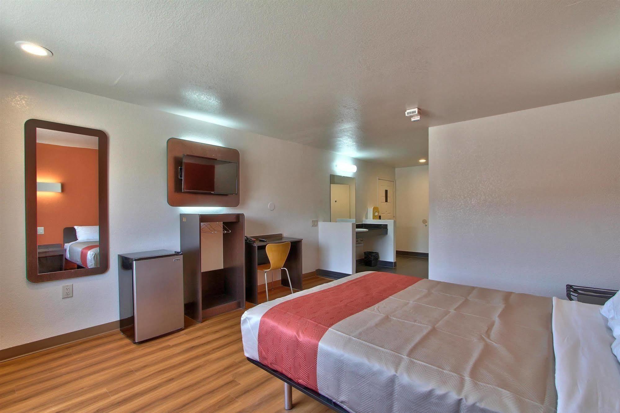 Coastal Valley Inn - Monterey Кастровилл Экстерьер фото