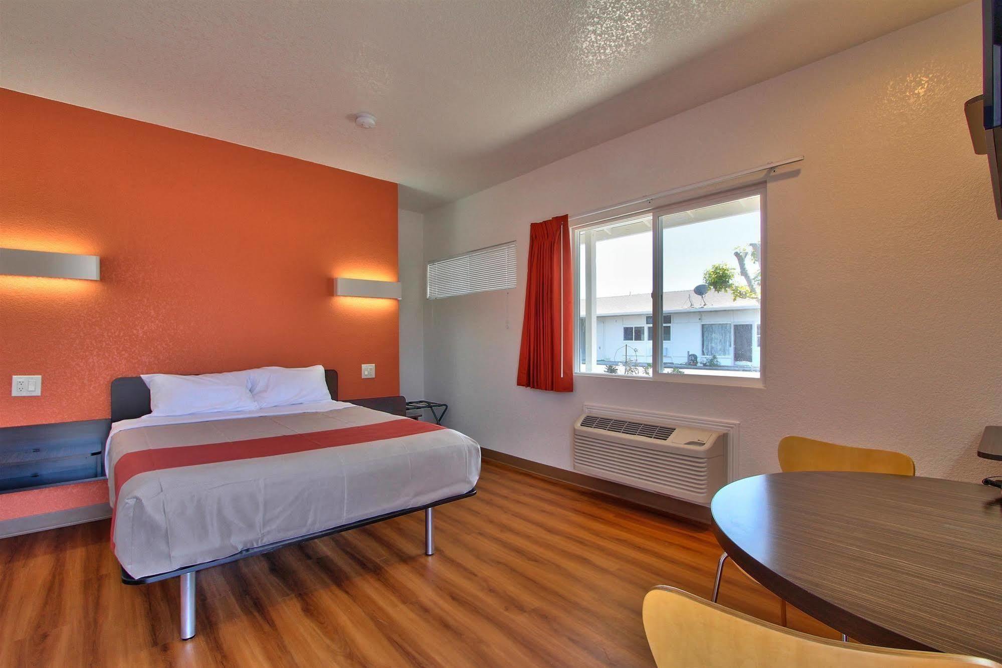 Coastal Valley Inn - Monterey Кастровилл Экстерьер фото