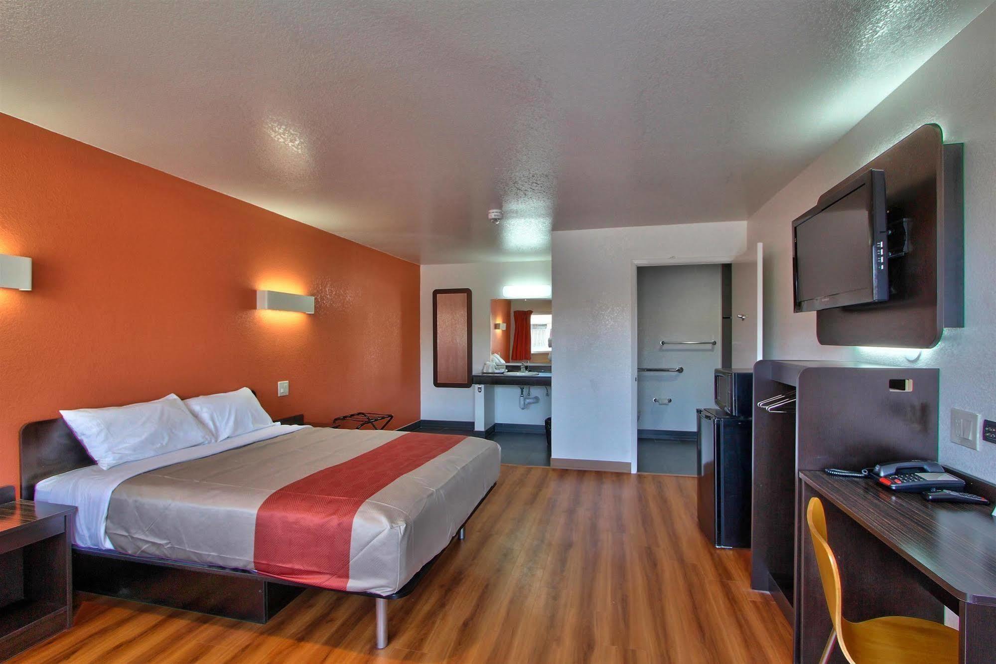 Coastal Valley Inn - Monterey Кастровилл Экстерьер фото