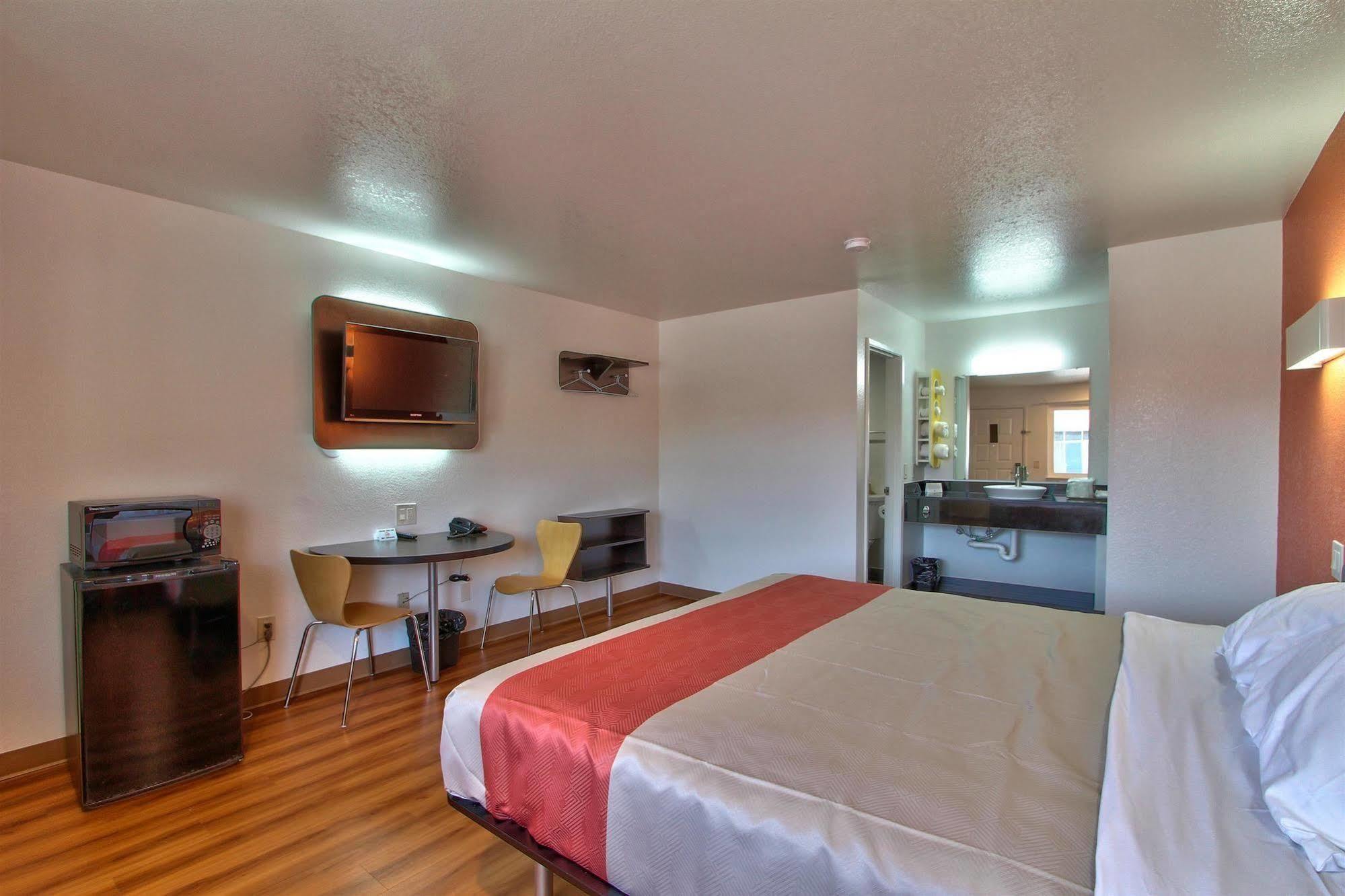 Coastal Valley Inn - Monterey Кастровилл Экстерьер фото