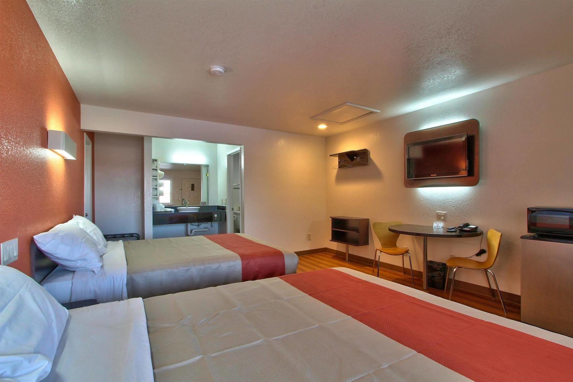 Coastal Valley Inn - Monterey Кастровилл Экстерьер фото